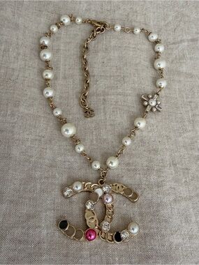 💗CHANEL Gold CC Pendant Necklace with Pearls and Multicolor Stones✨